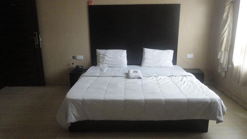 Luxury Room, 1 Queen Bed, Non Smoking, Pool View photo 3