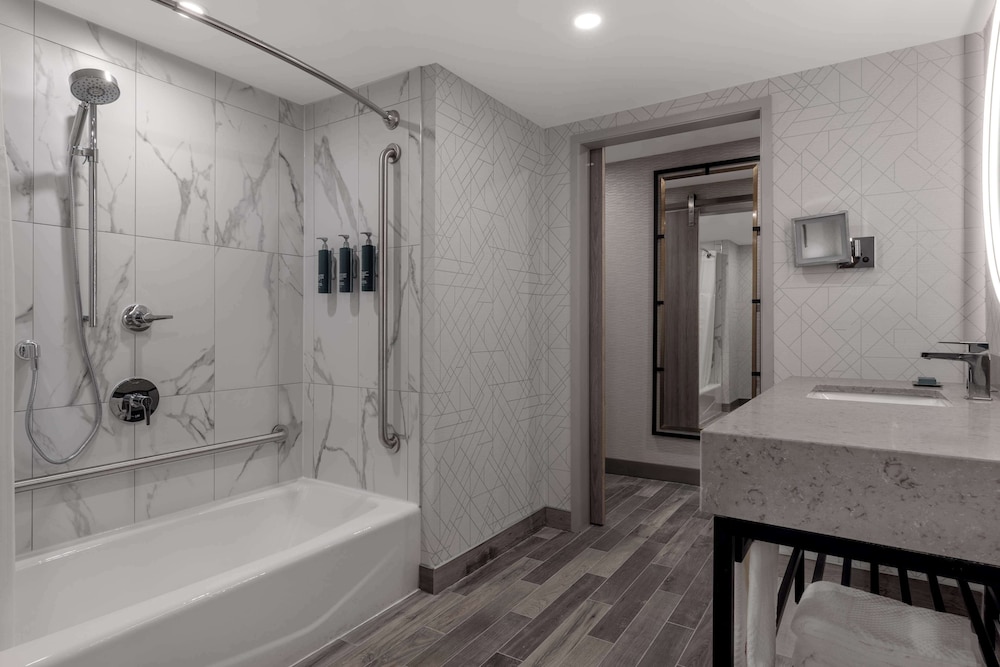 Room, 1 King Bed, Accessible, Bathtub - Photo 7