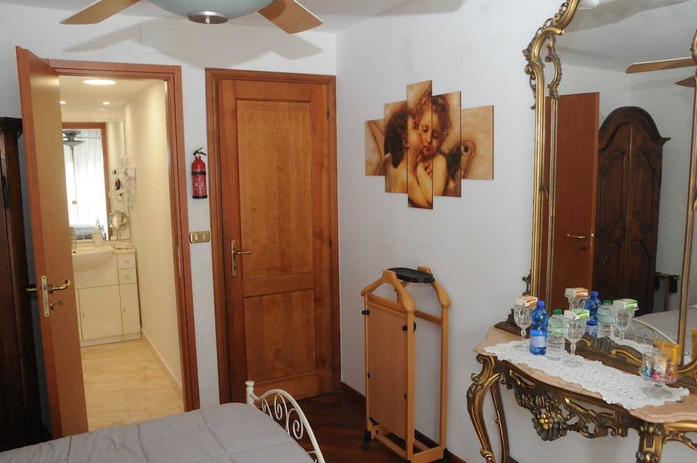 Double or Twin Room, Ensuite (Angeli) photo 3