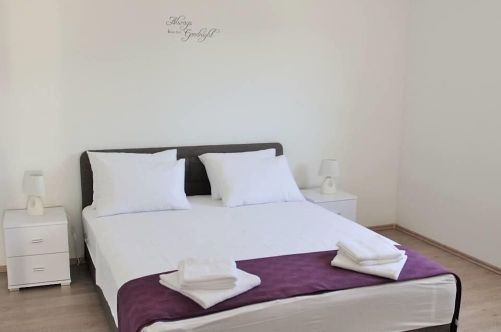 Apartment, Multiple Beds