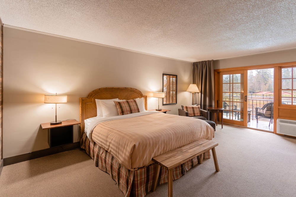 1 King Bed, River View (Deluxe Top Floor) photo 1