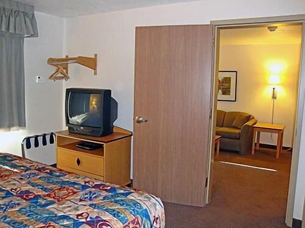 Deluxe Suite, 1 King Bed, Non Smoking, Hot Tub - Photo 3