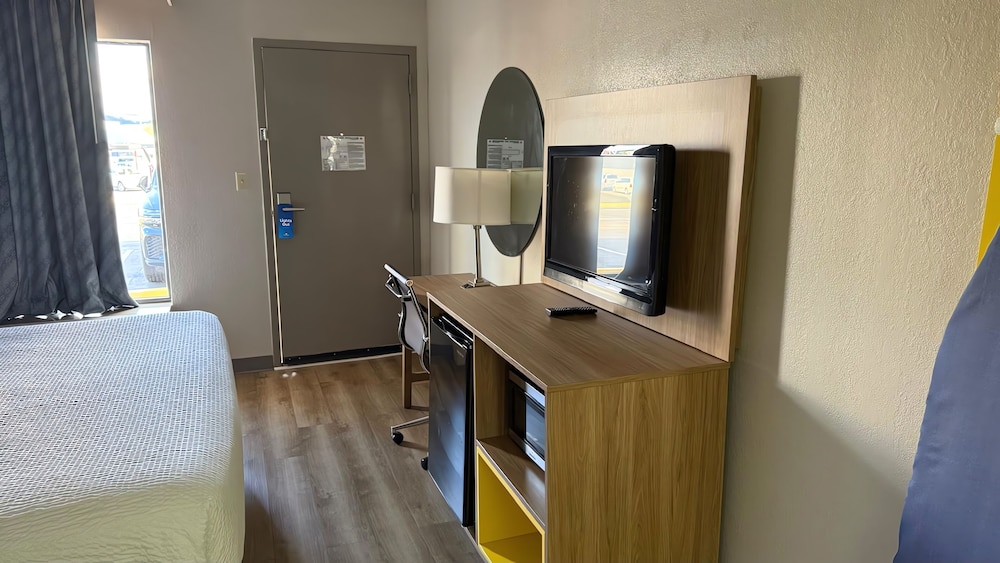 Suite, 1 King Bed, Refrigerator photo 3