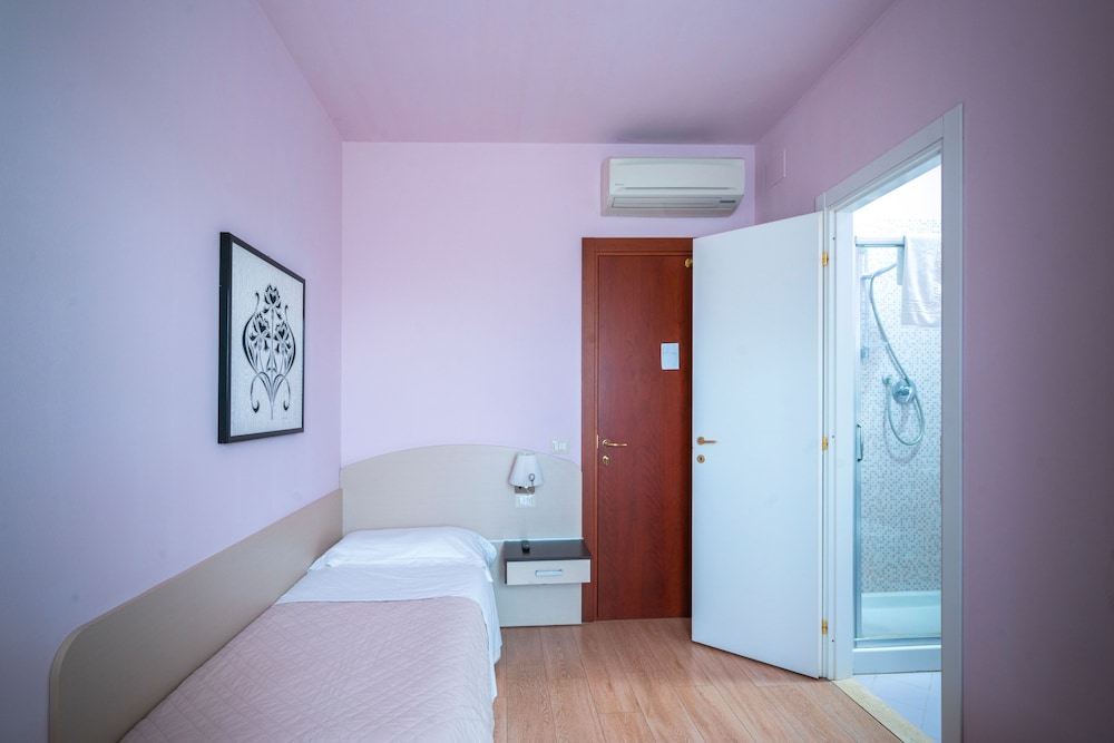 Single Room - Photo 2