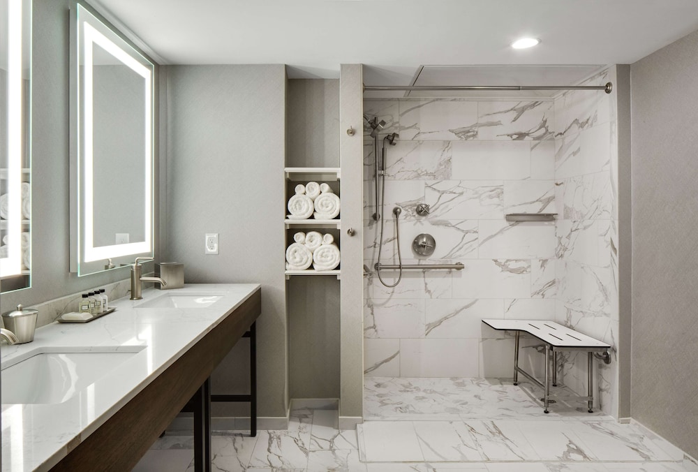 Room, 1 Bedroom, Accessible (Mobility & Hearing, Roll-in Shower) photo 3