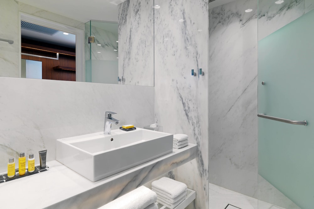 Premium Room, 2 Twin Beds (View) thumbnail 6