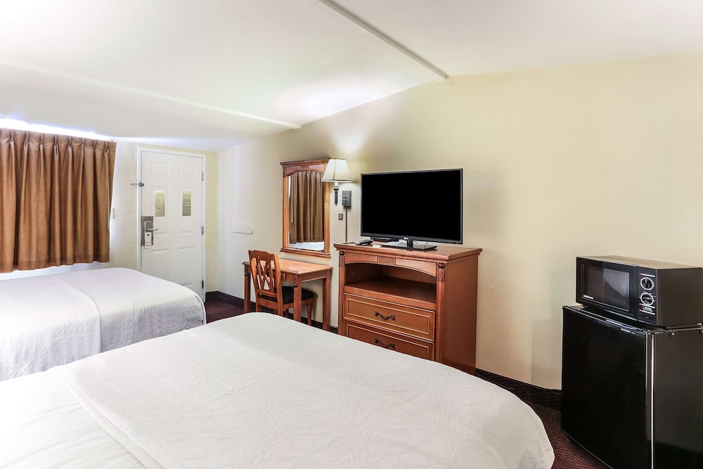 Room, 2 Queen Beds, Smoking - Photo 3