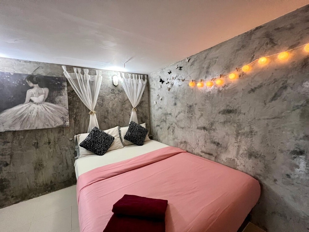 Deluxe Room, 1 Queen Bed - Photo 29