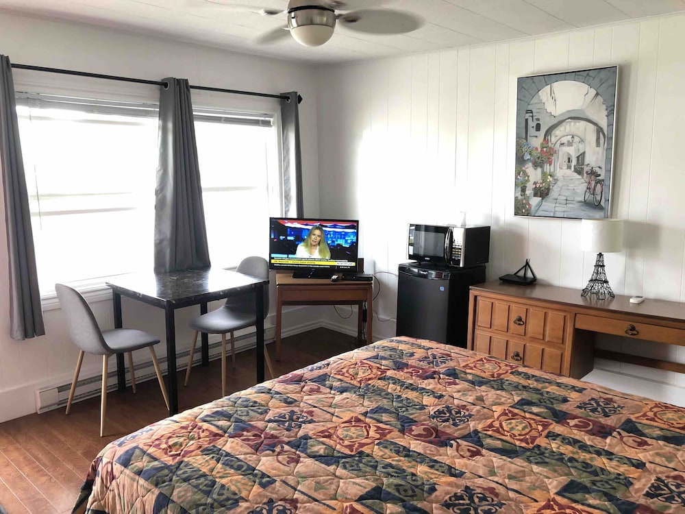 Motel 1 Queen Bedroom photo 3