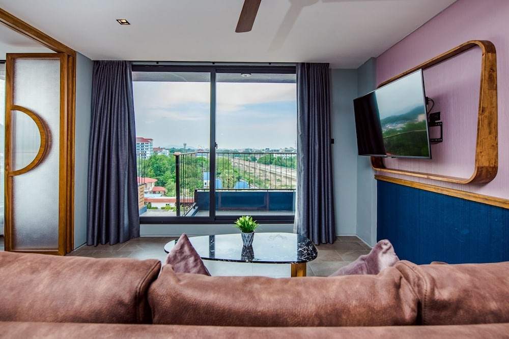 One-Bedroom Suite - Photo 5