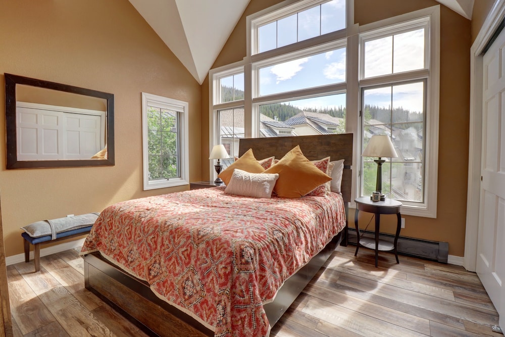Condo, 2 Bedrooms
