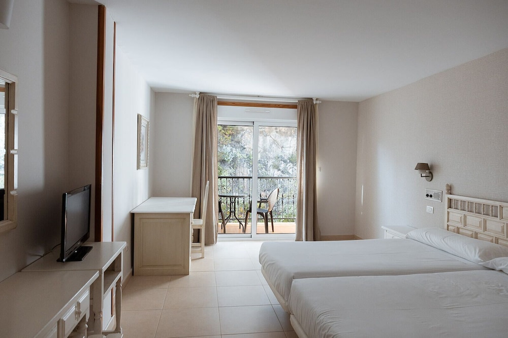 Double or Twin Room - Photo 2