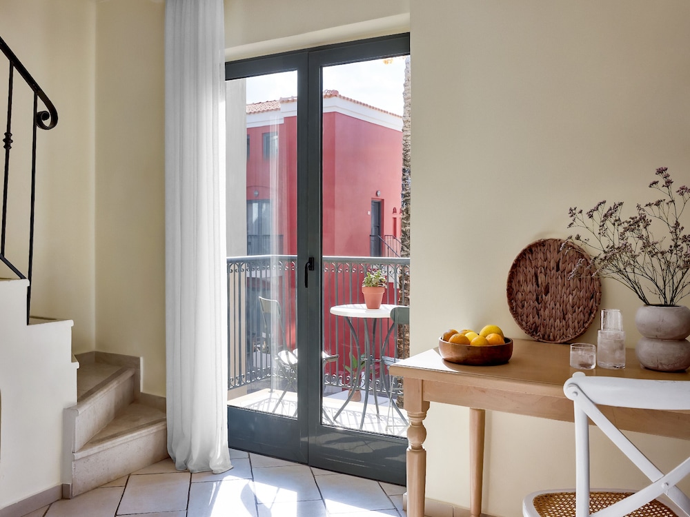 Plaza Grande Apartment - Photo 5