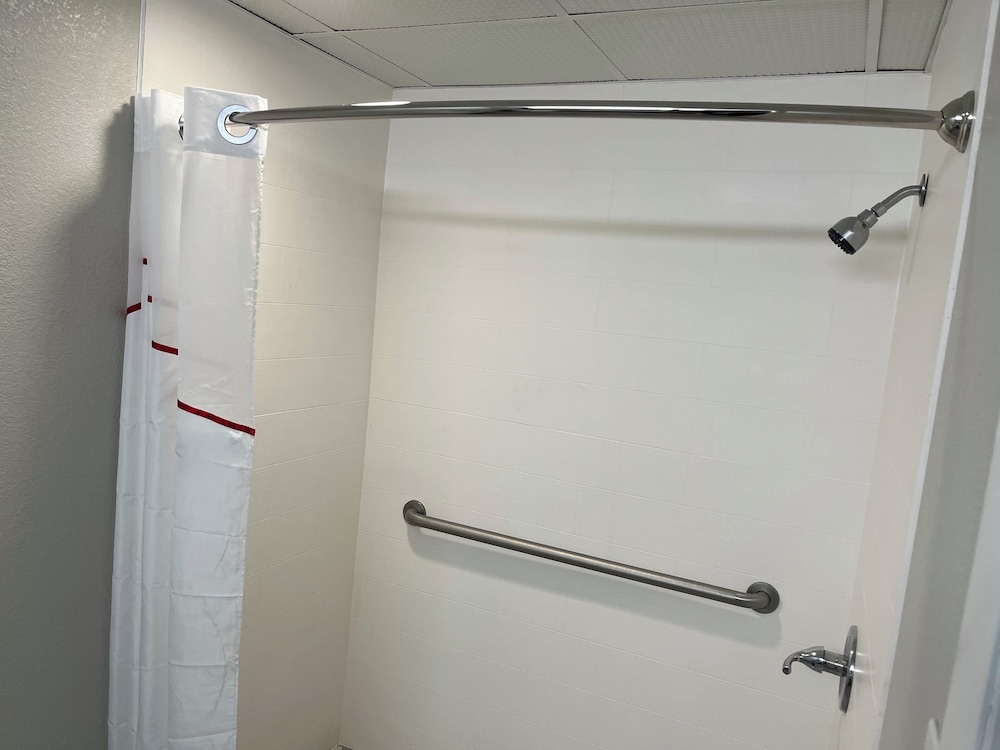 Deluxe Room, 1 King Bed, Roll-in Shower, Non Smoking - Photo 6