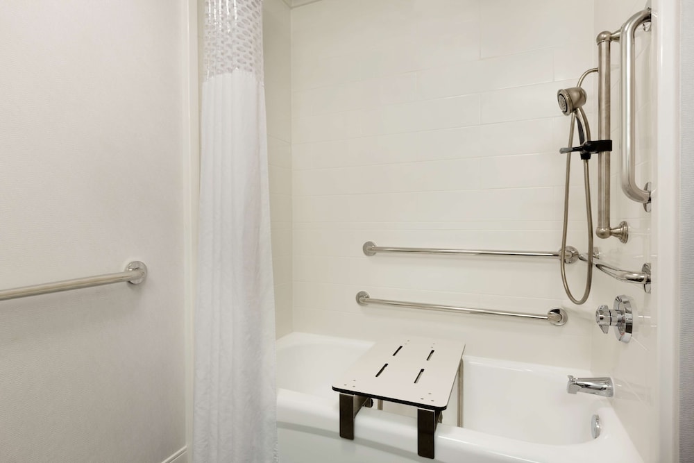 Room, Accessible, Non Smoking - Photo 4