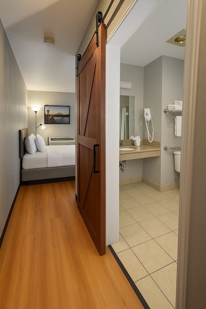 Standard Room, 1 Queen Bed (Single Queen ADA) photo 2