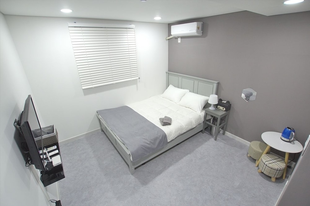 Basic Single Room, 1 Queen Bed photo 3