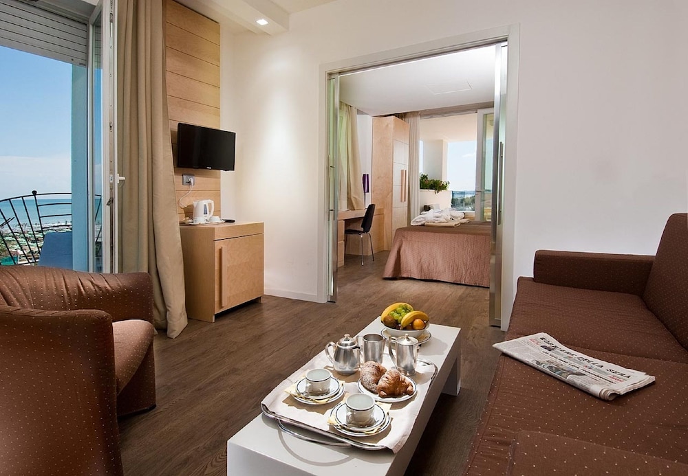 Suite - Photo 1