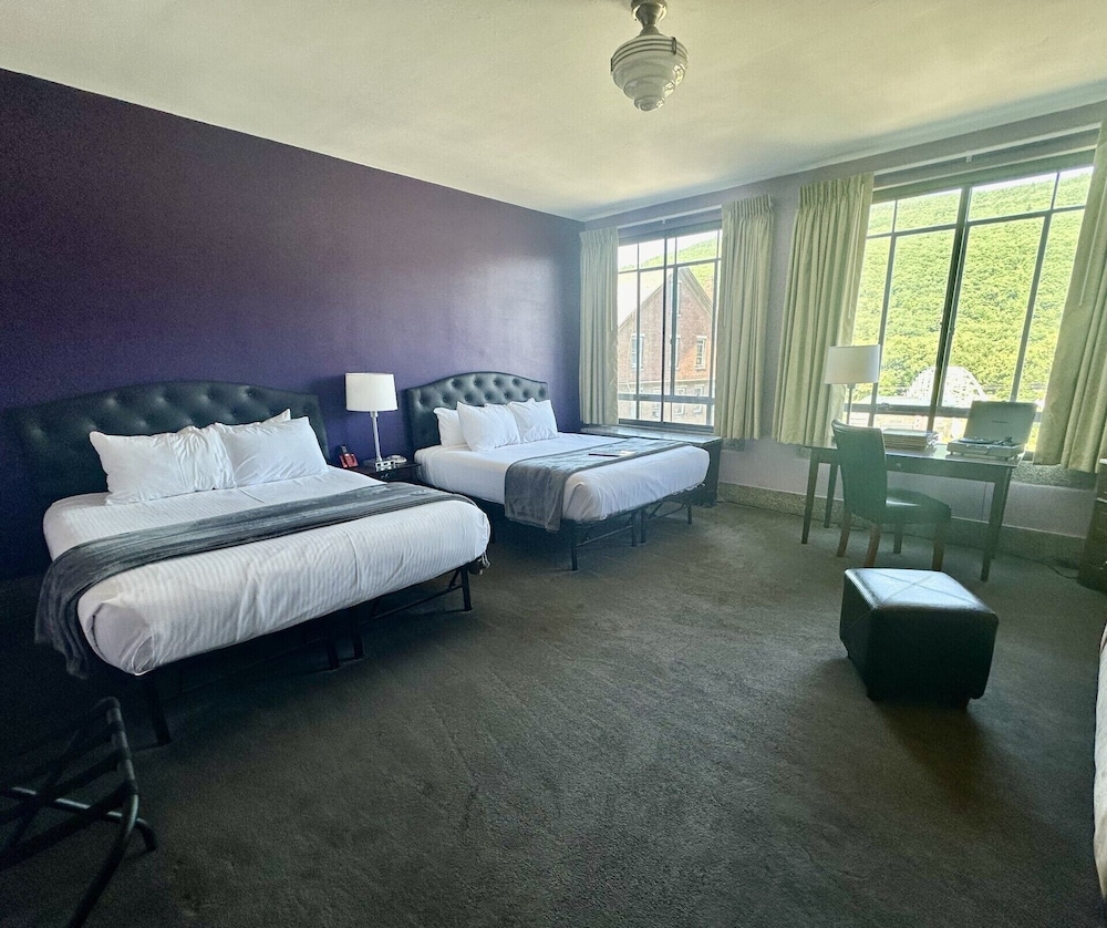 Signature Double Room, Ensuite (Queen Double Mtn. View) photo 1