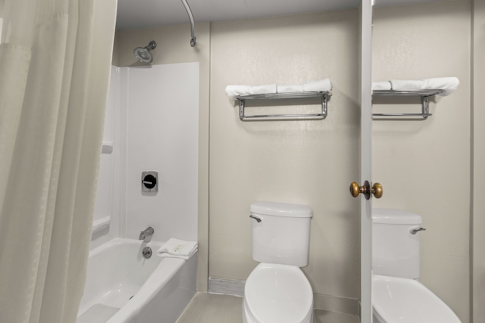 Room, 1 King Bed, Non Smoking - Photo 2