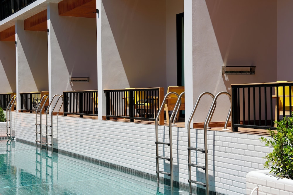 Deluxe Room, Pool View