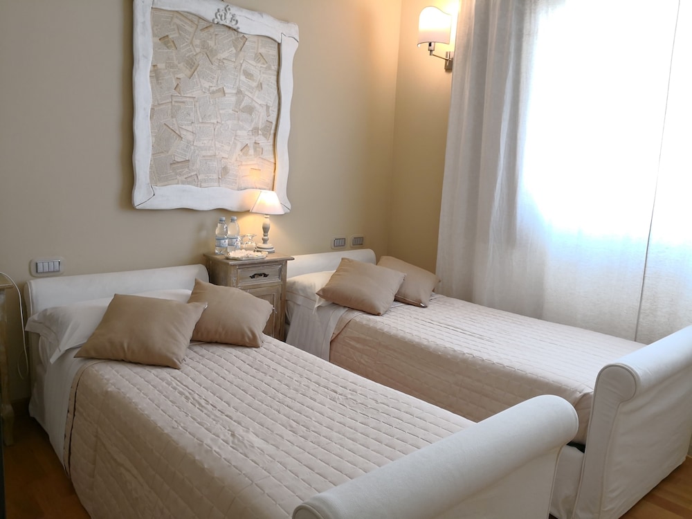 Superior Double Room, Multiple Beds, Poolside photo 3