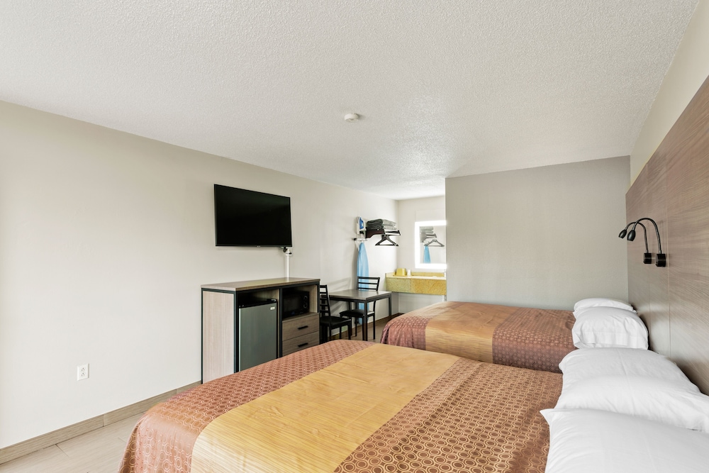 Standard Room, 2 Queen Beds, Smoking photo 2