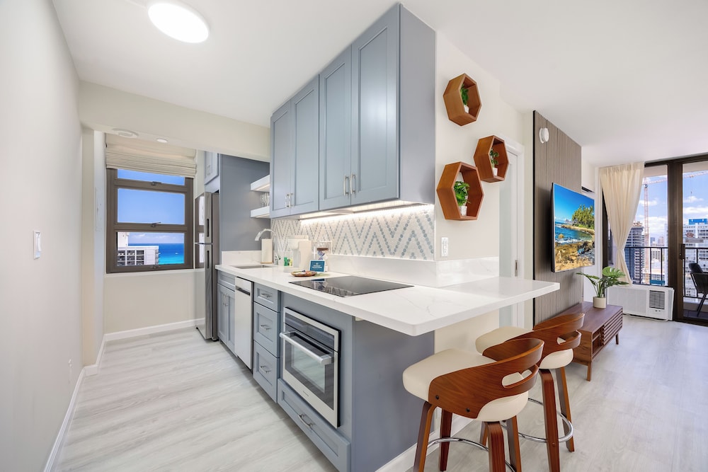 Premium Remodeled Condo with Ocean View and Parking: Premium Suite, 1 King Bed, Air conditioning, Ocean View (0194) photo