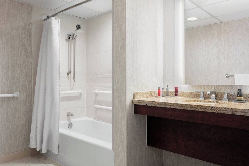 Executive Suite, 1 Bedroom, Tower (Mobility Accessible, Tub) - Photo 6
