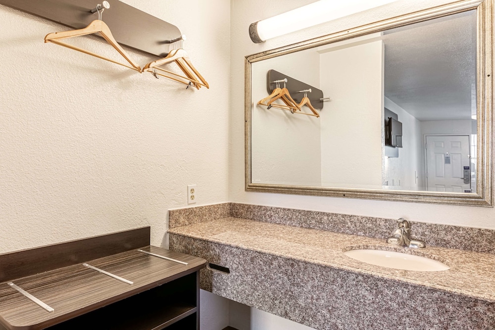 Deluxe Room, 1 Queen Bed, Non Smoking, Refrigerator & Microwave photo 1