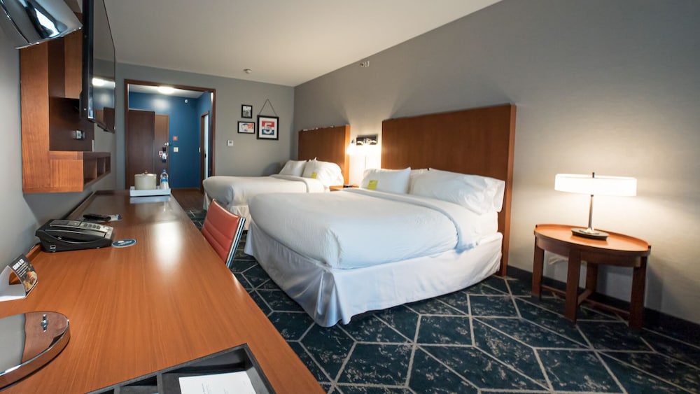 Traditional Room, 2 Queen Beds - Photo 5
