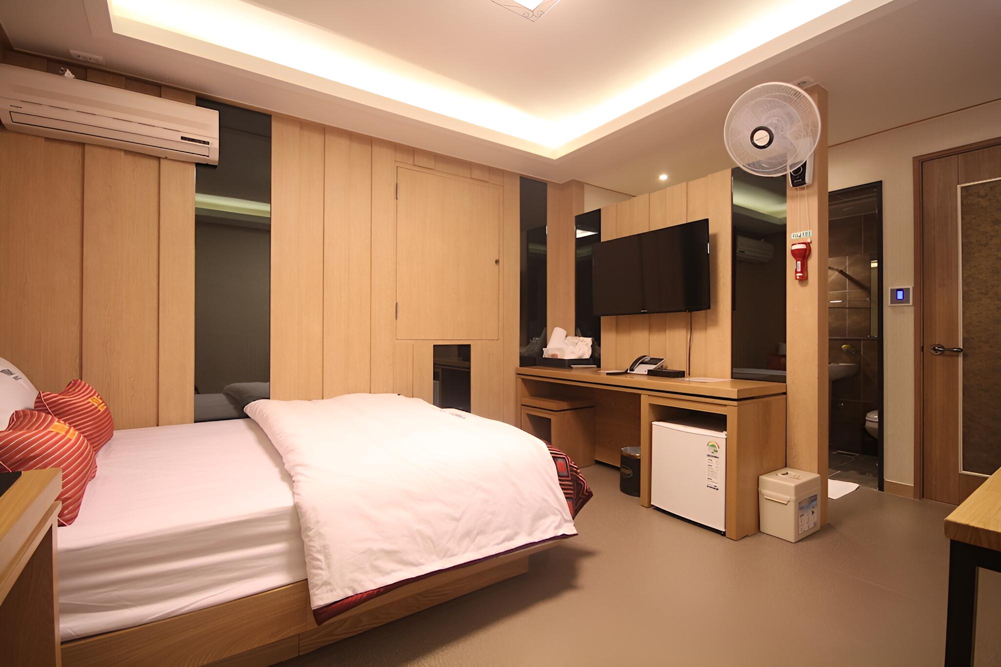 Room (Standard Room) - Photo 19