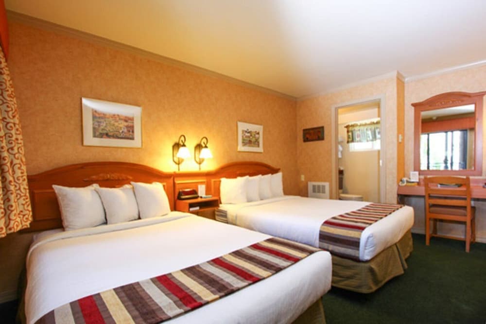 Superior Room, 2 Double Beds, Partial Lake View