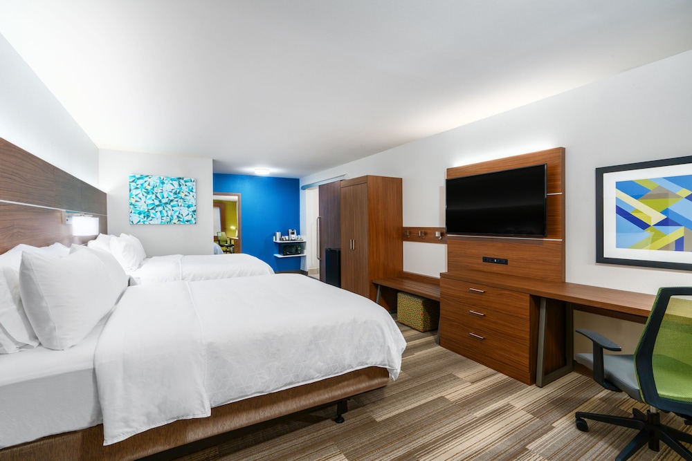 Standard Room, 2 Queen Beds, Accessible Bathtub, City View (Mobility) photo 1