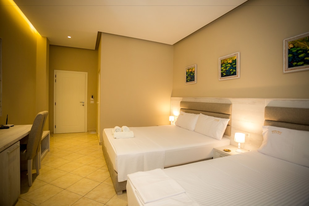 Room 302 photo 1