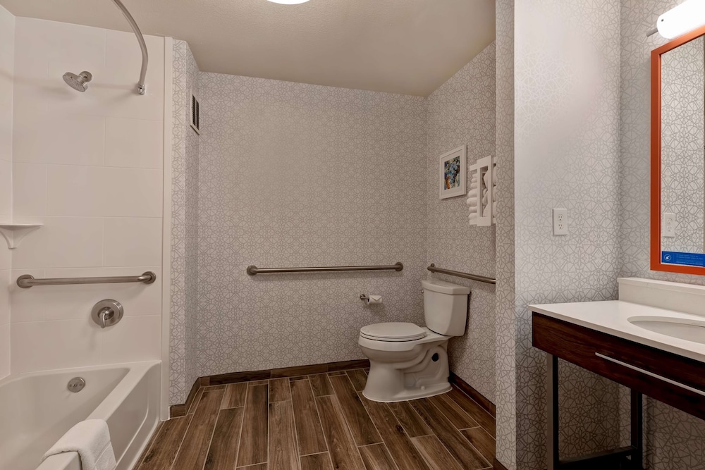 Room, 1 King Bed, Accessible, Bathtub - Photo 4