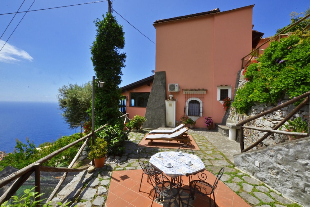 Standard House, Multiple Bedrooms, 2 Bathrooms, Mountainside (Casa Lella)