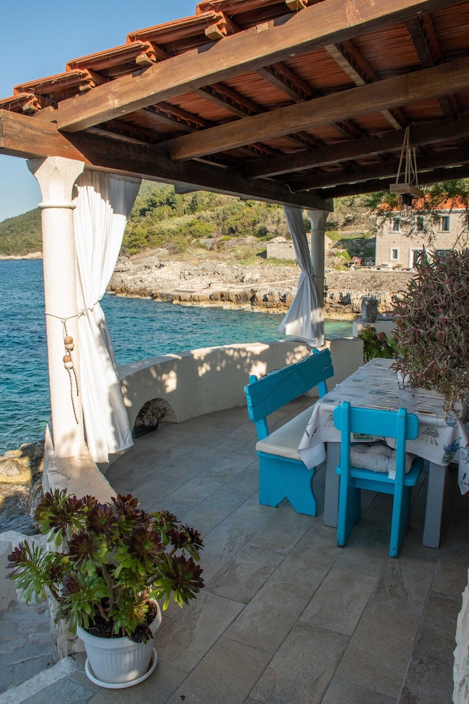House (Two Bedroom Holiday Home with Sea Vie)
