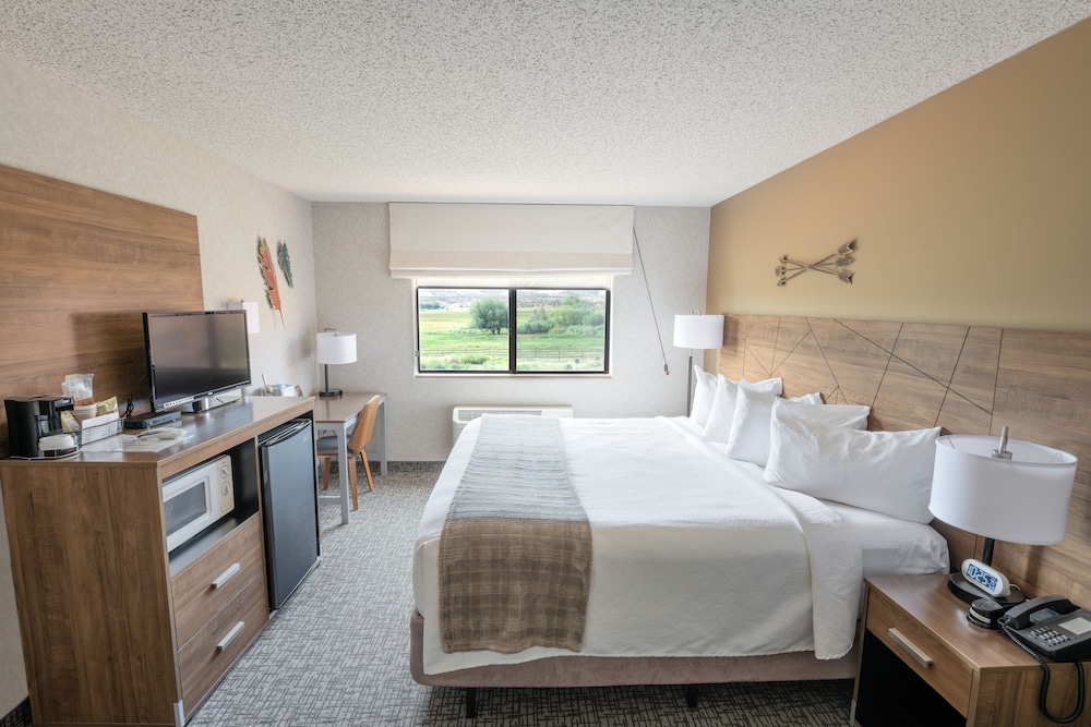Traditional Room, 1 King Bed, Refrigerator & Microwave, Desert View photo 2