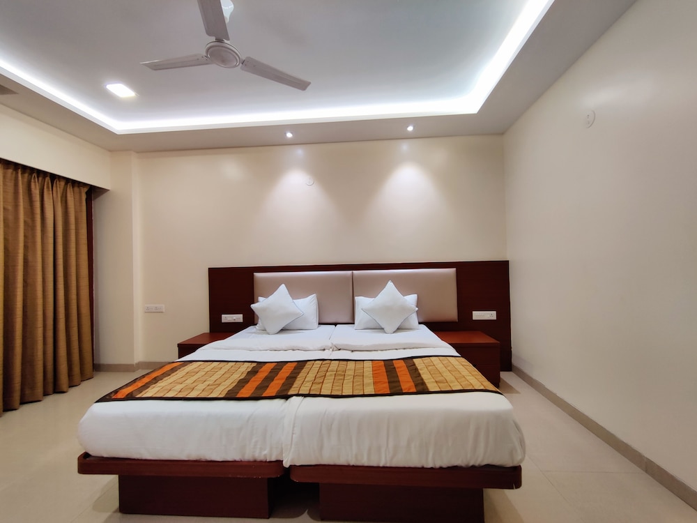 Deluxe Double Room with Balcony - Photo 20