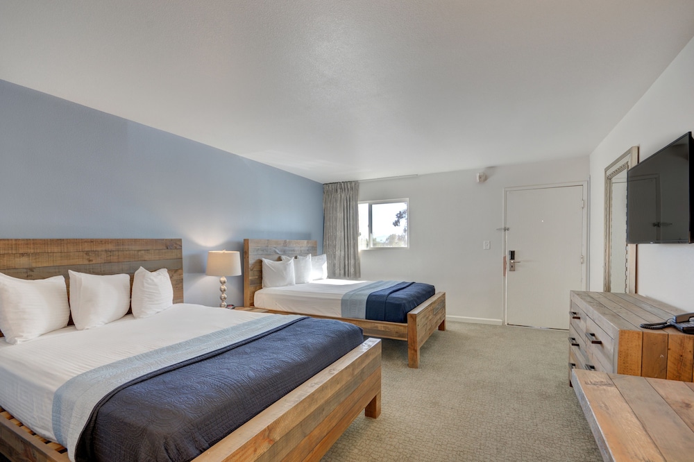 Deluxe Room, 2 Queen Beds, Pool View - Photo 3