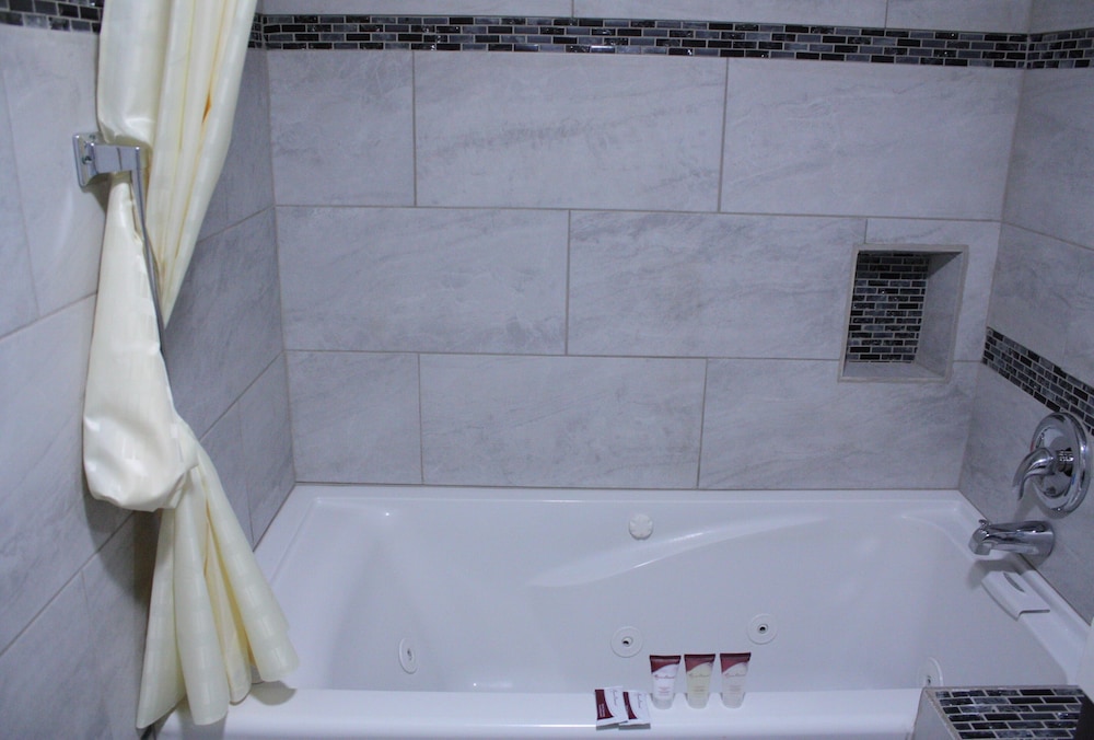 Room, 1 King Bed, Non Smoking, Jetted Tub photo 2