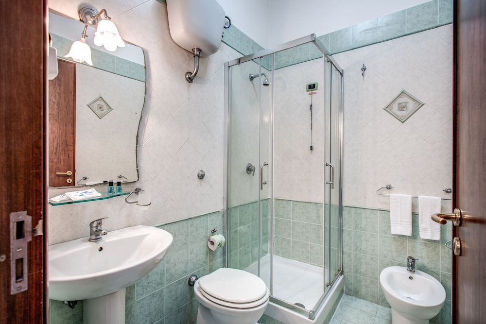 Standard Double or Twin Room - Photo 19