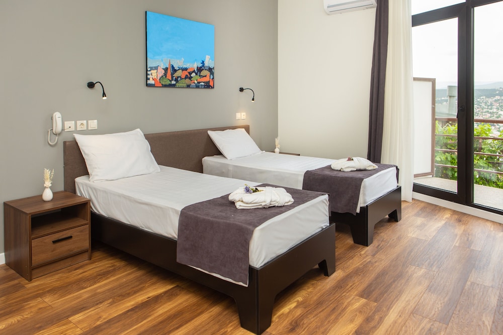 Standard Twin Room, Terrace, City View - Photo 2