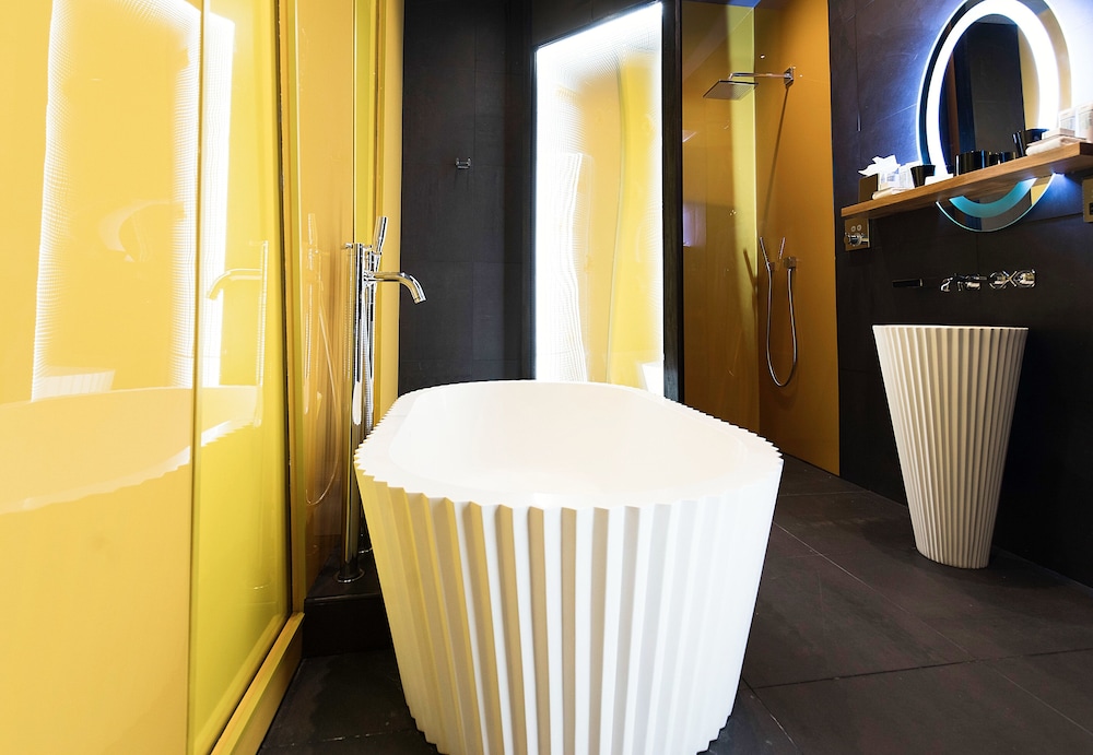 Signature Suite - Photo 12
