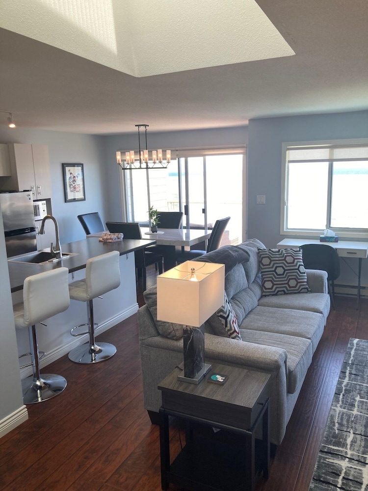 Two Bedroom Oceanfront - Sleeps 4 photo 1