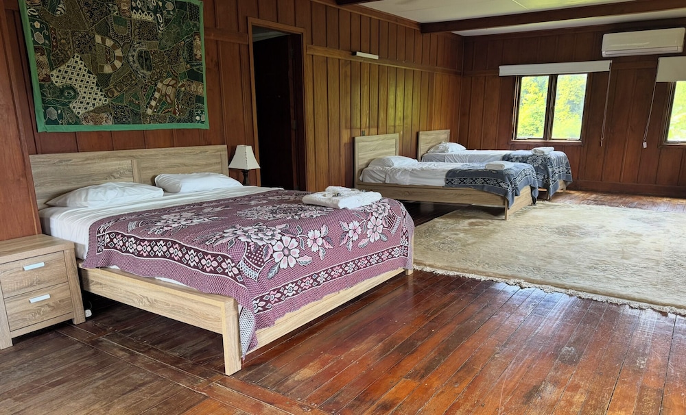 Family Quadruple Room, 2 Queen Beds, Lagoon View photo 1