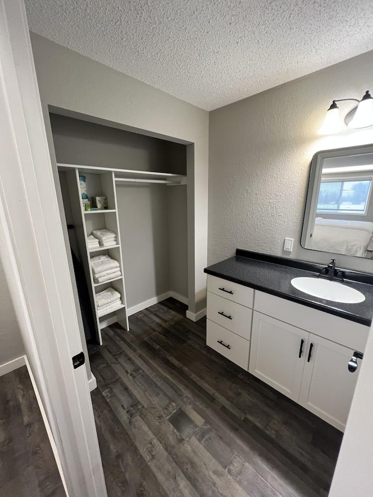 Extended Stay Suits, 1 Queen Bed, Full Kitchen photo 3