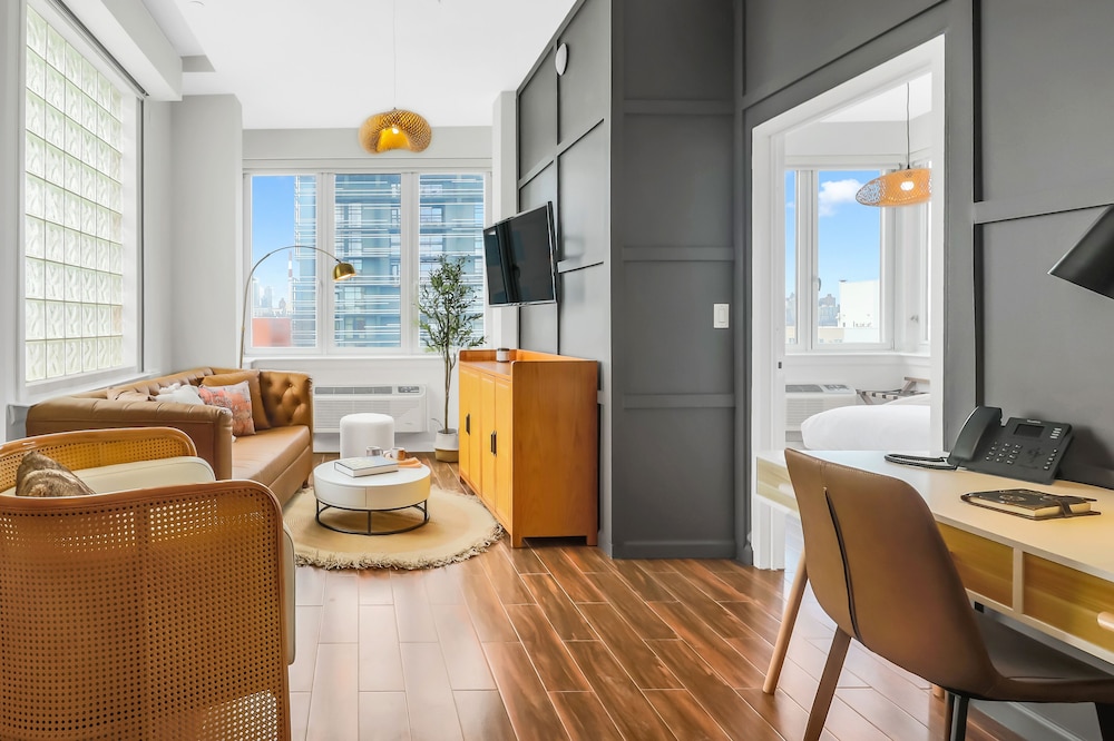 1 BR Manhattan View Suite - King Bed