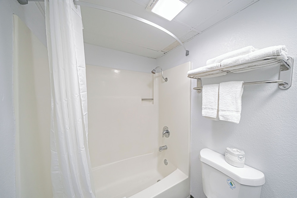 Deluxe Room, 2 Queen Beds, Non Smoking, Refrigerator & Microwave photo 2